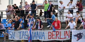 Fans des Fußballklubs Tasmania Berlin auf der Tribüne