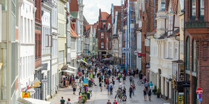 Eine Fußgängerzone in Deutschland mit vielen Menschen in sommerlicher Kleidung