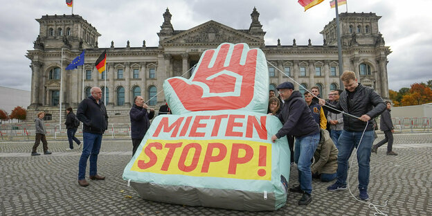Eine vier Meter hohe Mietenstopp-Hand wird bei einer Aktion der Kampagne Mietenstopp vor dem Reichstagsgebäude aufgebaut.