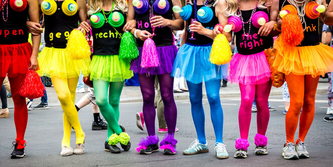 Grell bunte in Regenbogenfarben gekleidet, Röckchen aus Tüll und schwarze Shirts "gegen rechts"