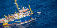 Das Rettungsschiff Sea-Watch 3 im Luftbild.