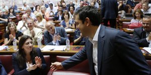 Alexis Tsipras vor Abgeordneten im Parlament
