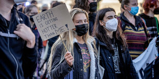 Menschen auf einer Demonstration.