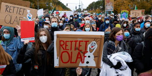 Rettet Olaf, Enie Eisbär auf einem Schild in der Menge