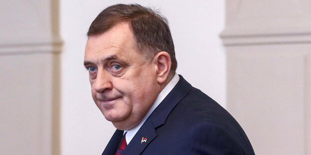 Milorad Dodik bei einer Pressekonferenz.