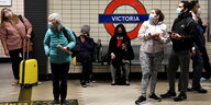 Passagiere warten in London am U-Bahnhof Victoria
