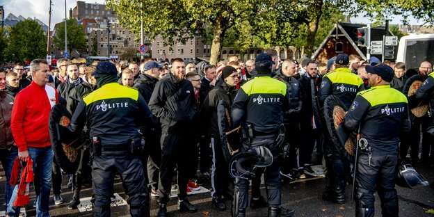 Eine Kette aus Polizisten hälte Berliner Fans auf Distanz