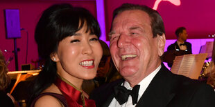 Altbundeskanzler Gerhard Schröder und seine Frau Soyeon Kim tanzen beim 68. Bundespresseball in Berlin.