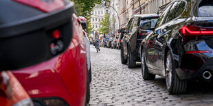 Parkende Autos machen in Hamburg-Ottensen die Straße eng