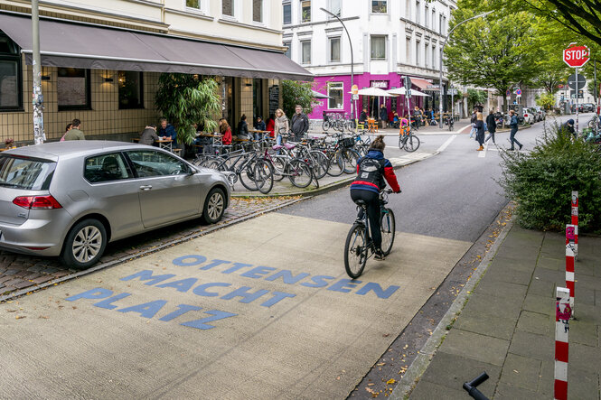 Auf der Straße steht: "Ottensen macht Platz"