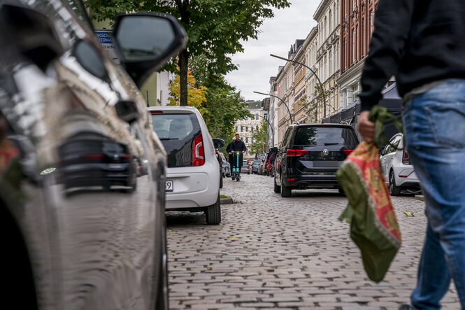 Autos, Roller und Fußgänger in der Ottenser Hauptstraße