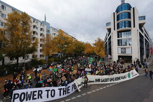 Menschen protestieren vor der SPD-Zentrale, gesehen aus der Luft Menschen protestieren vor der SPD-Zentrale, gesehen aus der Luft