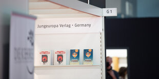 Eine seitliche Ansicht des Messestands des Jungeuropa Verlags.