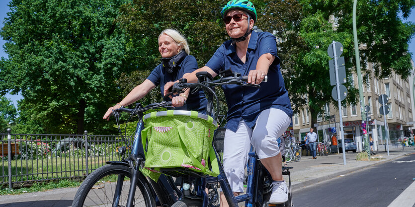 Zwei Frauen auf Fahrrädern