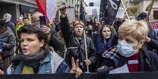 Menschen protestieren in Warschau