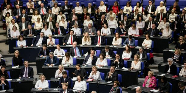 weiß gkleidete Frauen im Bundestag