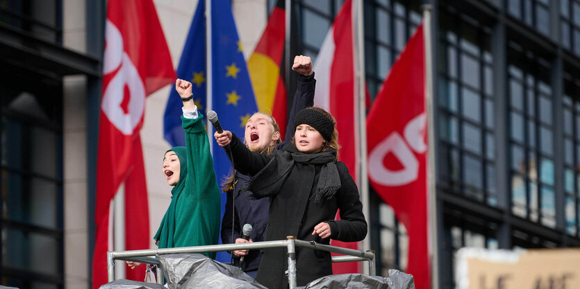 FFF Klimaschützer rufen vor der SPD Zentrale und recken die Fäuste