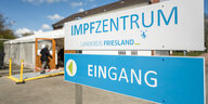 Ein Hinweisschild zeigt den Weg zum Eingang des Impfzentrums im Kreis Friesland