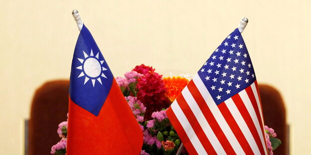 Fähnchen der US und Taiwans