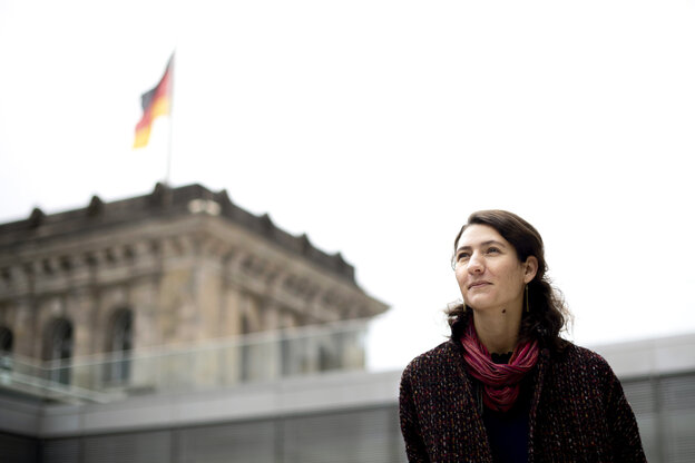 Nadja Sthamer vor dem Bundestag