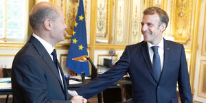 Olaf Scholz und Emanuel Macron schütteln die Hand