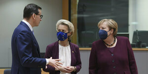 Morawiecki, von der Leyen und Merkel im Gespräch in Brüssel