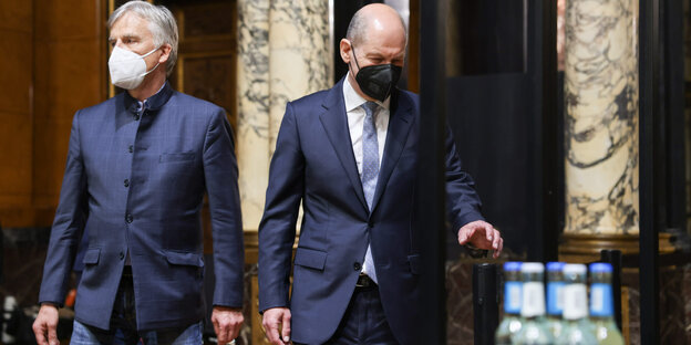 Matthias Petersen und Olaf Schoz (beide SPD, beide mit Maske) verlassen im April gemeinsam eine Sitzung des Cum-Ex-Untersuchungsausschusses