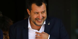 Matteo Salvini kratzt sich an der Brust