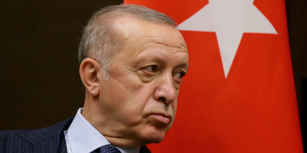 Präsident der Türkei Recep Tayyip Erdogan guckt grimmig nach links