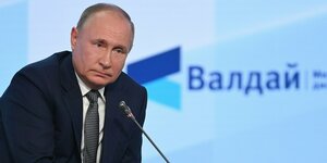 Russlands Präsident Putin vor einem Mikrofon