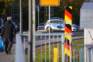 Ein Polizeiauto steht an der Grenze zu Polen