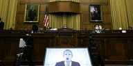 Gerichtssaal in dem Monitore stehen,auf denen Mark Zuckerberg live übertragen wird