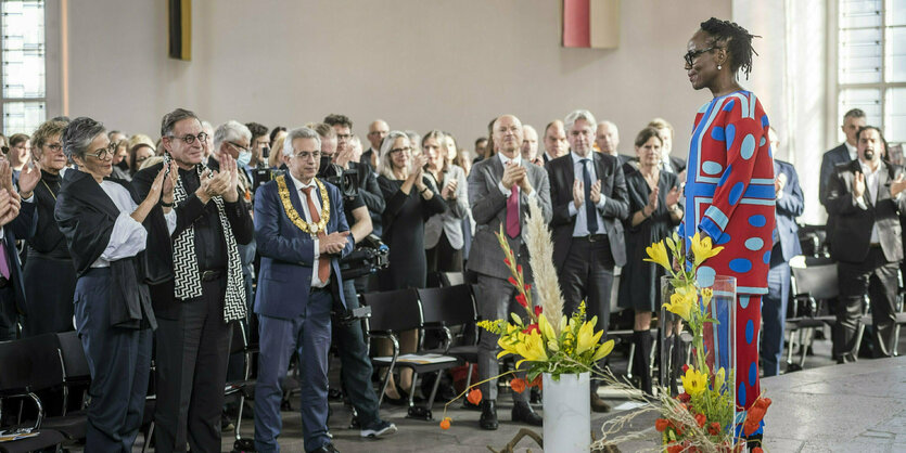 Die Autorin Tsitsi Dangarembga erhält nach Applaus in der Paulskirche