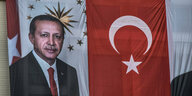 ein Transparent mit dem Portrait von Erdogan und der türkischen Flagge hängt an einem Haus
