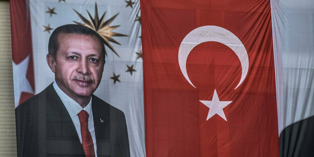 ein Transparent mit dem Portrait von Erdogan und der türkischen Flagge hängt an einem Haus