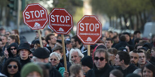 Menschen auf einer Demonstration halten Schilder mit der Aufschrift "Zwangsräumungen verhindern" hoch