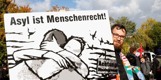 Riesiges Plakat bei der Mahnwache in Guben: Gegen Alte und neue Nazis