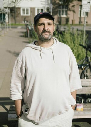 Portrait von Daniel Spruch mit Basecap und weissem Shirt Portrait von Daniel Spruch mit Basecap und weissem Shirt