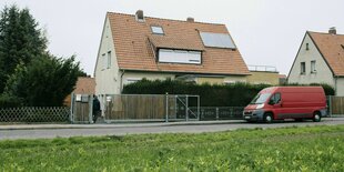 Einfamilienhaus mit Hecke und Gartenzaun