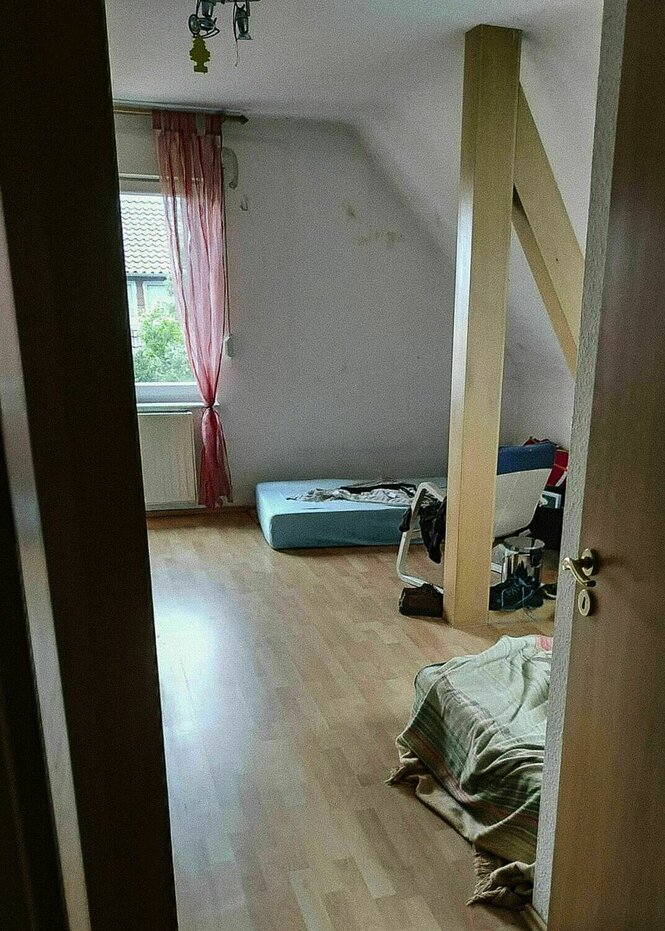 Blick in ein Zimmer mit zwei Matrazen auf dem Boden