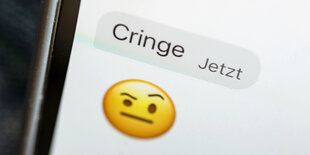 Ein Handychat in Nahaufnahme, auf dem das Wort "cringe" zu lesen ist