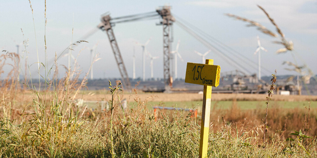 Ein Schild mit der Aufschrift "1,5°C-Grenze" steht am 05.10.2021 vor dem Dorf Lützerath, an der Kante zum Tagebau Garzweiler II.