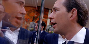 Der ehemalige österreichische Bundeskanzler Sebastian Kurz sieht sein Gesicht im Spiegel