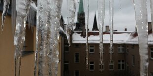 Eiszapfen an einem Haus.