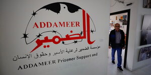 Logo der Organisation Addameer auf einer Wand