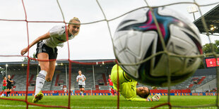 Lea Schüller schaut dem Ball hinterher, den sie ins Netz gewuchtet hat