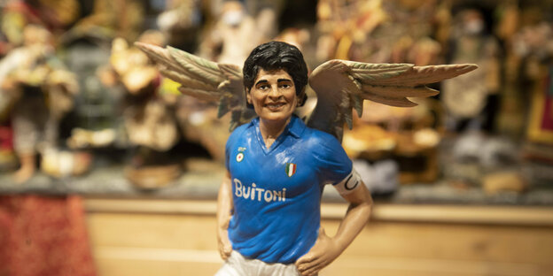 Maradona als Kunststofffigur mit Engelsflügeln