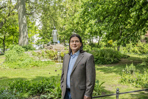 ein mann steht im Park ein mann steht im Park
