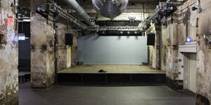 Eine leere Bühne im Club SchwuZ in Berlin