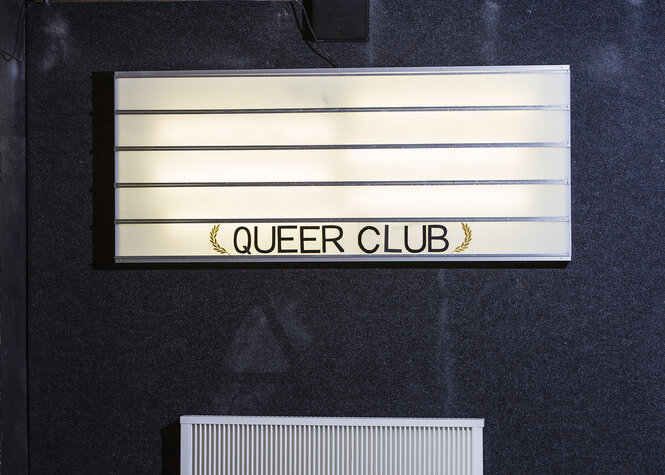 Ein Leuchtkasten im SchwuZ mit der Aufschrift "Queer Club"